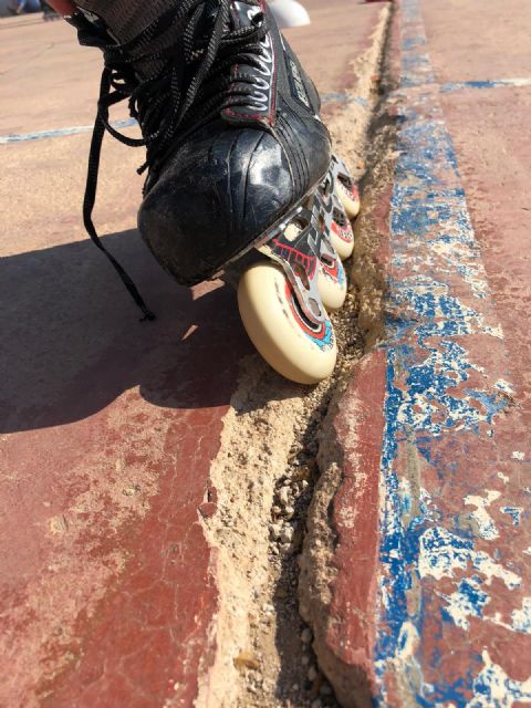 Ciudadanos inspecciona la pista exterior de hockey en Barrio Peral y califica su estado de esperpento temerario - 5, Foto 5
