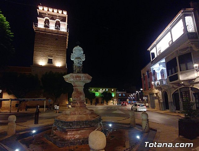 La fachada del Ayuntamiento se ha iluminado de color verde durante este fin de semana con motivo del Día Nacional de la Artritis, Foto 2