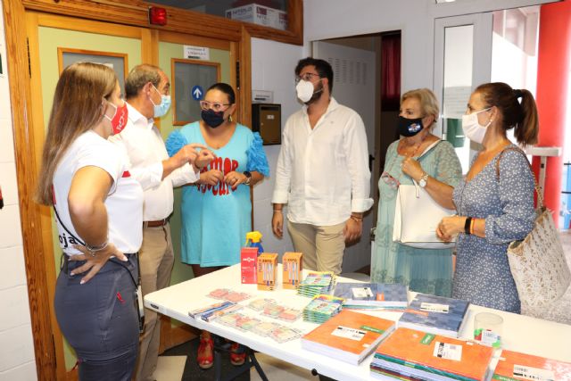 El Partido Popular participa en la campaña de recogida de material escolar organizada por Cruz Roja Águilas - 1, Foto 1