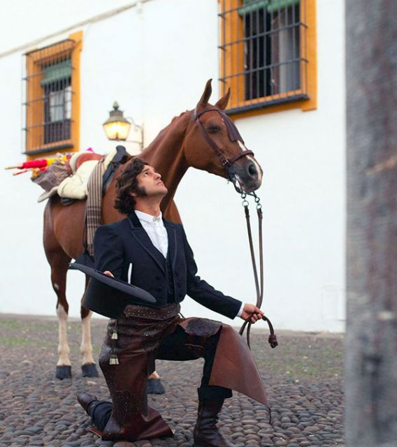 El diestro de La Puebla se vistió de corto y subió a un caballo para orar ante la imagen más universal del callejero cordobés - 1, Foto 1