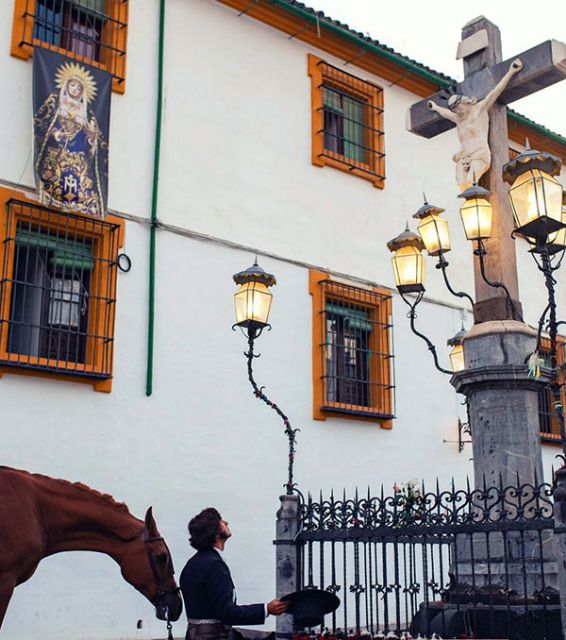 El diestro de La Puebla se vistió de corto y subió a un caballo para orar ante la imagen más universal del callejero cordobés - 2, Foto 2