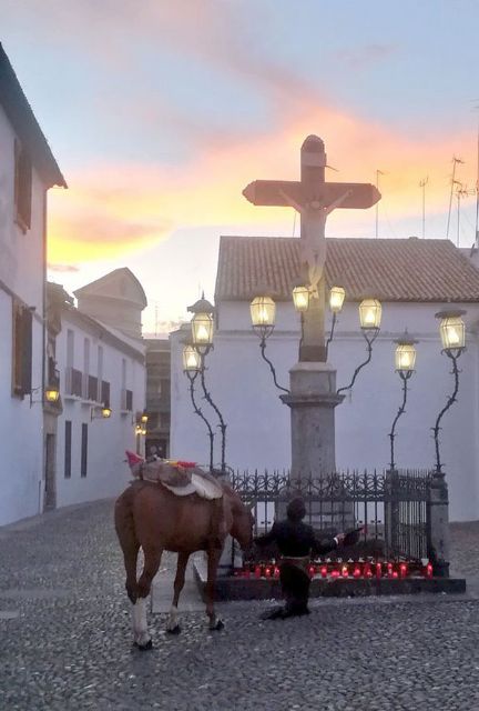 El diestro de La Puebla se vistió de corto y subió a un caballo para orar ante la imagen más universal del callejero cordobés - 3, Foto 3