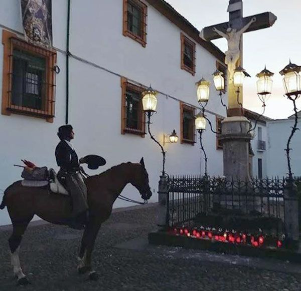 El diestro de La Puebla se vistió de corto y subió a un caballo para orar ante la imagen más universal del callejero cordobés - 4, Foto 4
