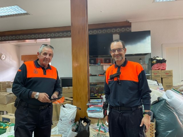 Camino de La Palma el material donado por los vecinos de Alhama, Foto 1