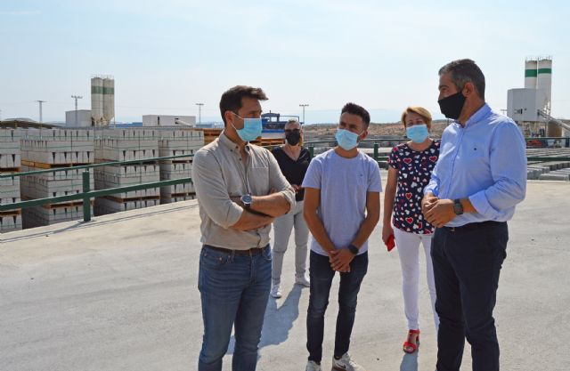 El alcalde López Manzanera visita la empresa local de prefabricados de hormigón Montalbán y Rodríguez - 3, Foto 3