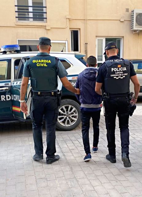 Detienen al sospechoso de quemar más de una docena de contenedores urbanos y causar daños en 35 vehículos - 1, Foto 1