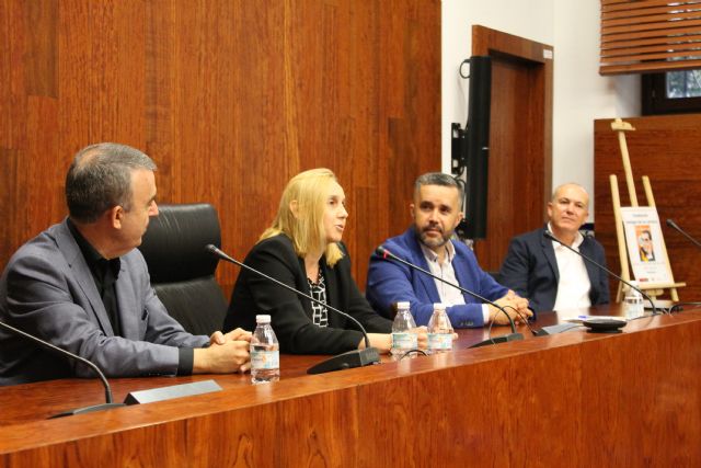 Lorenzo Silva y Noemí Trujillo, pregonan la Feria del Libro de Murcia - 1, Foto 1