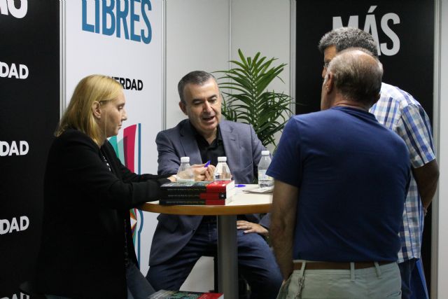 Lorenzo Silva y Noemí Trujillo, pregonan la Feria del Libro de Murcia - 4, Foto 4