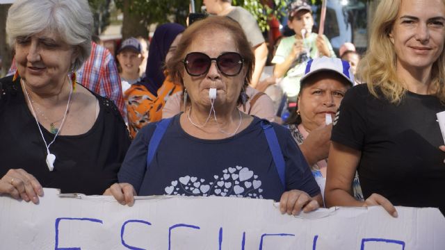 La comunidad educativa de Los Alcázares protesta frente a la consejería - 2, Foto 2