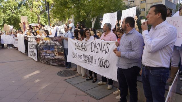 La comunidad educativa de Los Alcázares protesta frente a la consejería - 3, Foto 3