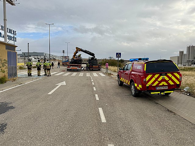 Herido un trabajador en Lorquí tras caerle una viga encima mientras trabajaba en una empresa del polígono El Saladar - 1, Foto 1