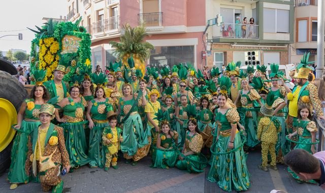 Las piñas del grupo ‘Sabor Tropical’ ganan el Desfile de Carrozas 2025 de Puerto Lumbreras - 1, Foto 1