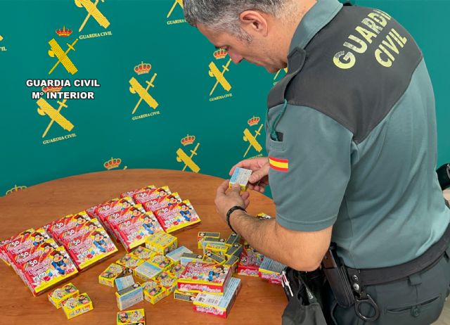 La Guardia Civil interviene en Molina de Segura más de 2.500 artificios pirotécnicos que se ofertaban en la vía pública - 1, Foto 1