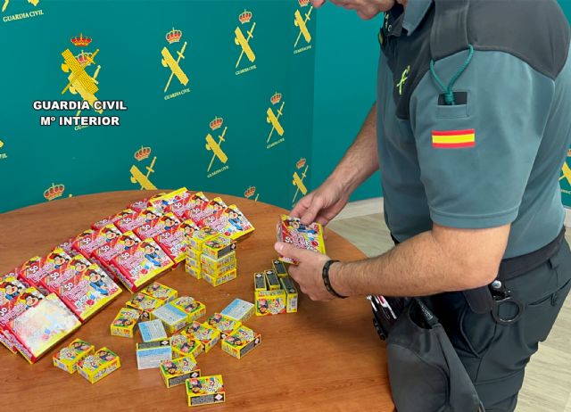 La Guardia Civil interviene en Molina de Segura más de 2.500 artificios pirotécnicos que se ofertaban en la vía pública - 2, Foto 2