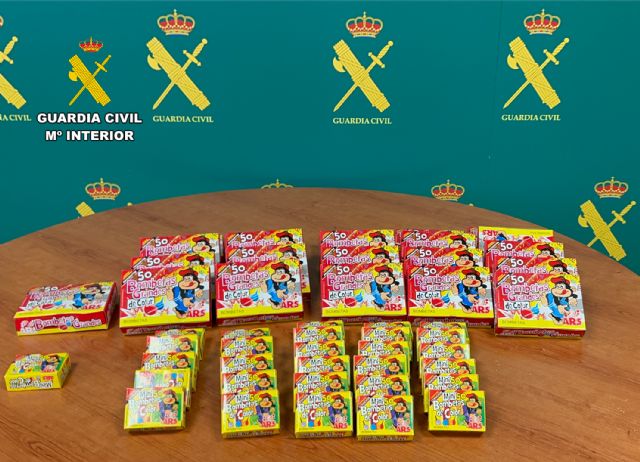 La Guardia Civil interviene en Molina de Segura más de 2.500 artificios pirotécnicos que se ofertaban en la vía pública - 3, Foto 3