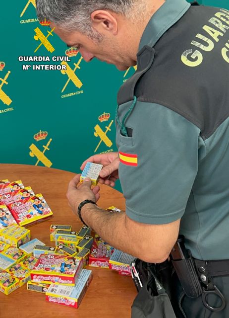 La Guardia Civil interviene en Molina de Segura más de 2.500 artificios pirotécnicos que se ofertaban en la vía pública - 4, Foto 4