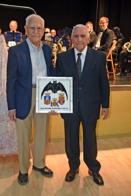 El maestro José Albero, exdirector de la Banda Municipal de Sevilla, recibe un emotivo reconocimiento - 1, Foto 1