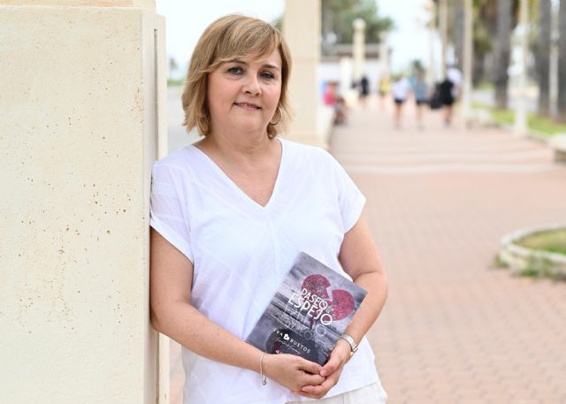 Eva Bustos debuta en la narrativa con Un paseo por el espejo y firmará ejemplares en la Feria del Libro de Murcia - 1, Foto 1