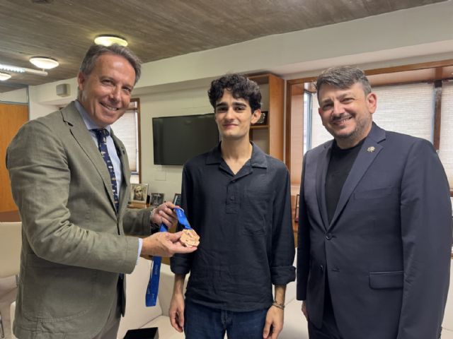 El alcalde recibe al lorquino Juan García Ortiz tras hacer historia con su medalla de bronce en WorldSkills Shanghái 2026 - 3, Foto 3