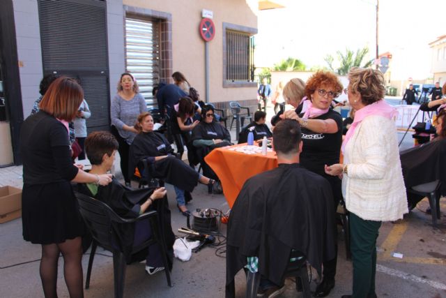 Decenas de personas participan en el corte de pelo solidario a beneficio de la AECC - 1, Foto 1