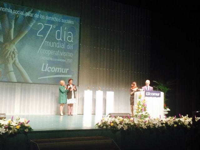 Responsables locales del Ayuntamiento asisten al acto que celebra UCOMUR con motivo del Día Mundial del Cooperativismo, en Cartagena, Foto 7
