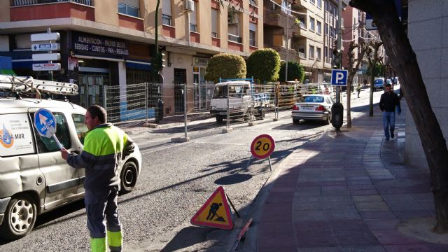 El Ayuntamiento sustituye los imbornales de la Carretera de Murcia por unos nuevos para eliminar el ruido que provocaban - 1, Foto 1