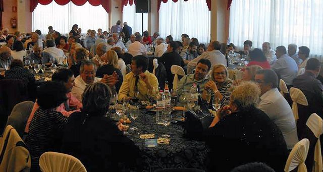 La tradicional comida benéfica de la junta local de la AECC reúne a más de 400 comensales - 1, Foto 1