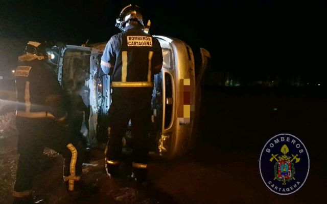 Bomberos atienden a una mujer cuyo coche se había salido de la carretera - 1, Foto 1