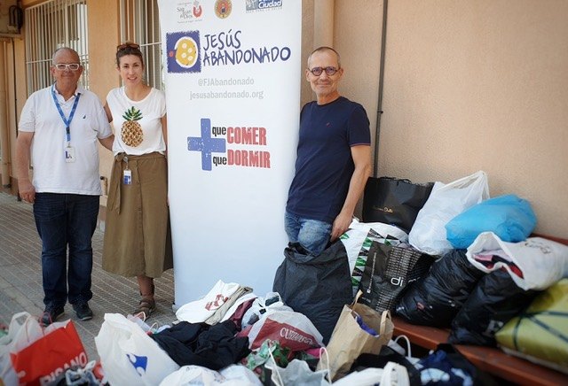 Empleados de SABIC recogen 100 kilos de ropa para la campaña solidaria de Jesús Abandonado - 1, Foto 1