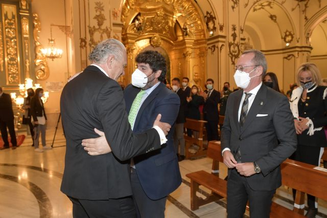 López Miras preside el acto de entrega del nombramiento de Lázaro Soto como presidente de honor del Paso Blanco - 1, Foto 1