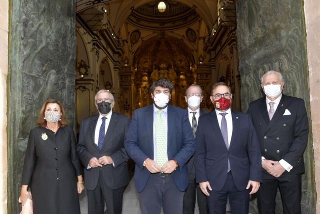 López Miras preside el acto de entrega del nombramiento de Lázaro Soto como presidente de honor del Paso Blanco - 2, Foto 2