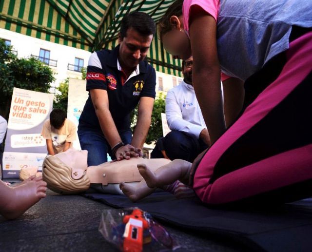 Más de 400 personas han participado en el taller de iniciación a la reanimación cardiopulmonar y primeros auxilios durante el fin de semana en Córdoba - 2, Foto 2