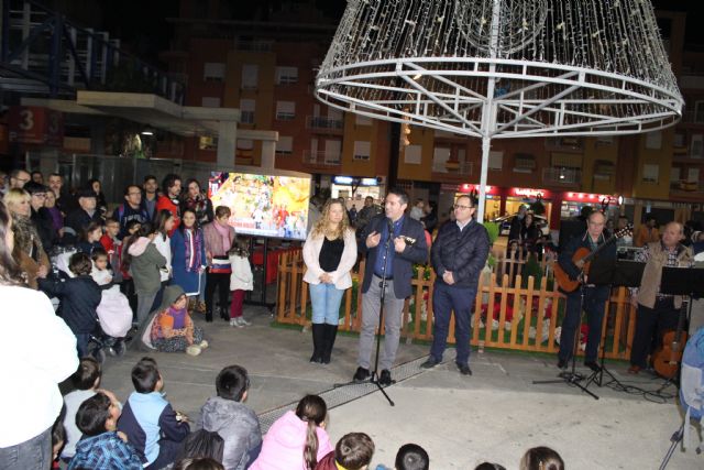 Desde ayer tarde Alcantarilla ya luce su alumbrado navideño y se presentó la programación de Navidad Cultural - 1, Foto 1