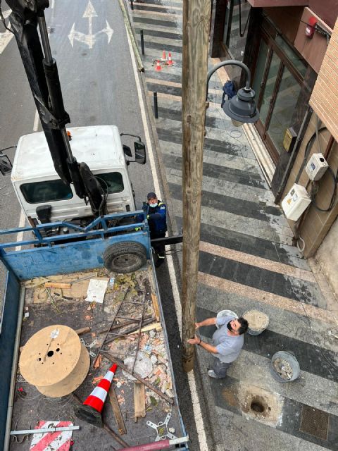 El Ayuntamiento de Lorca elimina los postes de telefonía de la calles Mayor, Higuerica y Los Veras del Barrio de San Cristóbal - 1, Foto 1