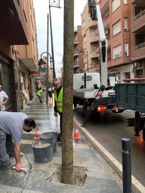 El Ayuntamiento de Lorca elimina los postes de telefonía de la calles Mayor, Higuerica y Los Veras del Barrio de San Cristóbal - 2, Foto 2