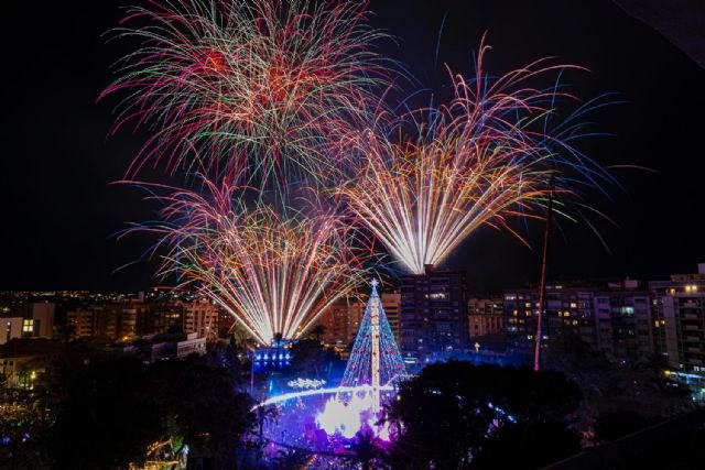La ilusión de los niños enciende el Gran Árbol de Navidad de Murcia - 1, Foto 1