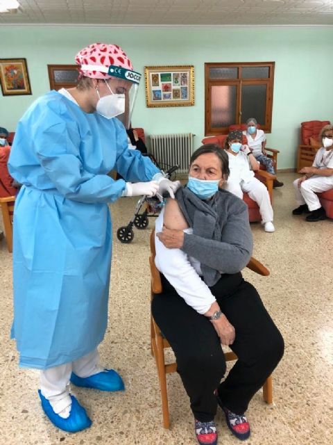 El Área IV de Salud suministra las primeras dosis de la vacuna contra la COVID-19 a unos 300 ancianos, dependientes y personal de residencias de Caravaca de la Cruz - 2, Foto 2