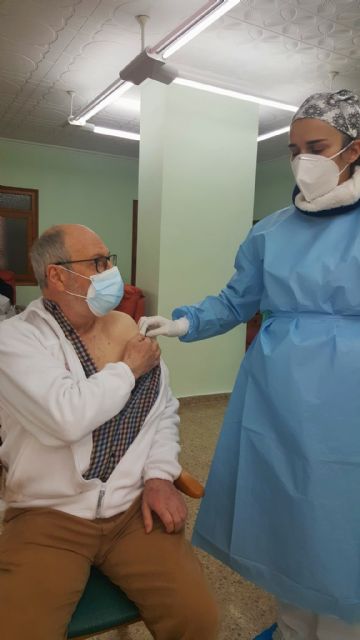 El Área IV de Salud suministra las primeras dosis de la vacuna contra la COVID-19 a unos 300 ancianos, dependientes y personal de residencias de Caravaca de la Cruz - 4, Foto 4