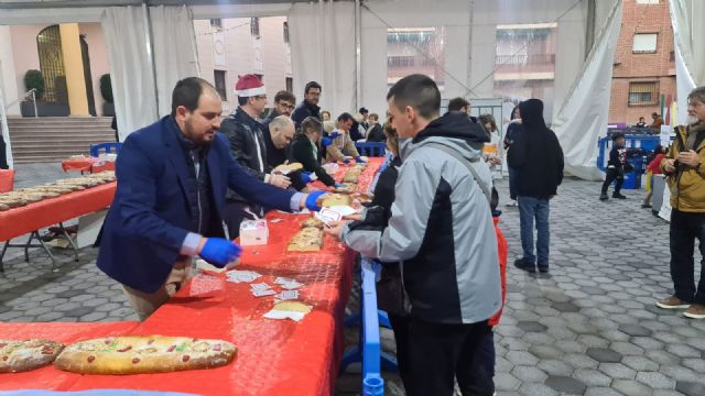 Un gran Roscón de Reyes de 60 metros logra recaudar 1.200 euros en Los Alcázares - 2, Foto 2