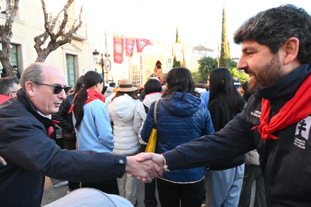 López Miras acompaña a los totaneros en la romería de subida de La Santa, Foto 3
