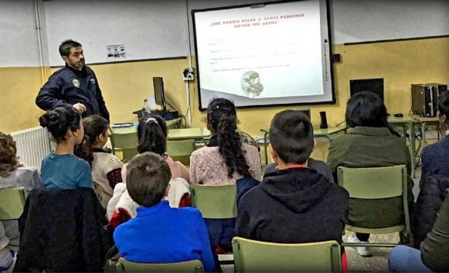 Policía Local forma a escolares sobre los riesgos del uso de internet y las redes sociales - 1, Foto 1