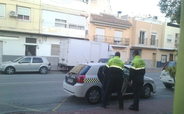 La Policía detiene a dos hombres por forzar presuntamente una máquina expendedora - 1, Foto 1