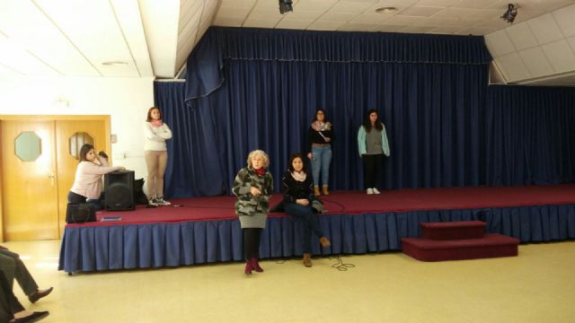 Taller intergeneracional entre alumnos del Instituto de Pliego y personas mayores del municipio - 3, Foto 3