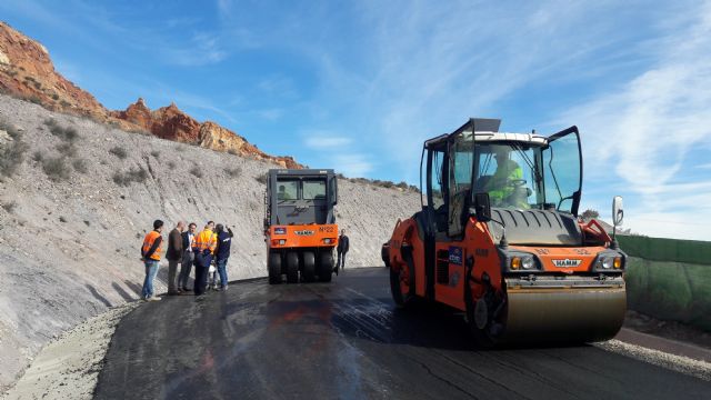 Las obras de mejora del vial de acceso al Castillo desde el barrio de San José se encuentran en su tramo final con el asfaltado de la carretera de Murviedro - 1, Foto 1