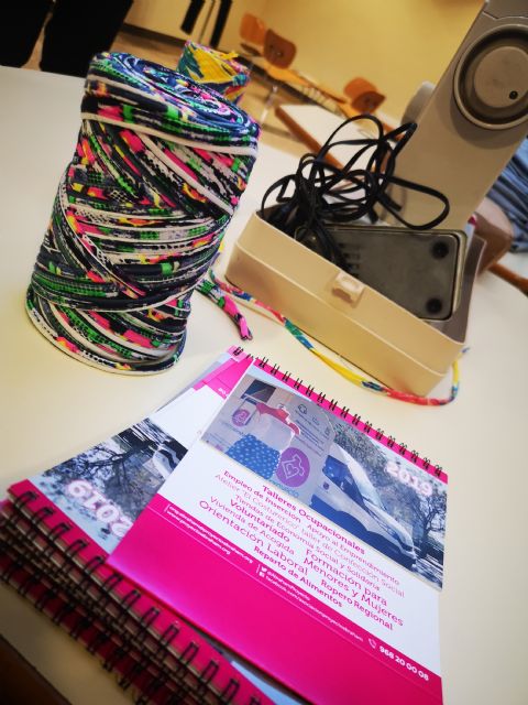 Estudiantes de la Universidad de Murcia aprenden a reciclar ropa usada con un taller de Proyecto Abraham - 2, Foto 2