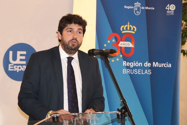 El jefe del Ejecutivo regional preside el acto de celebración del 30 aniversario de la presencia de la Región de Murcia en Bruselas - 2, Foto 2