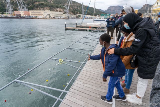 Decenas de personas rinden homenaje a los migrantes fallecidos en el Mediterráneo - 1, Foto 1