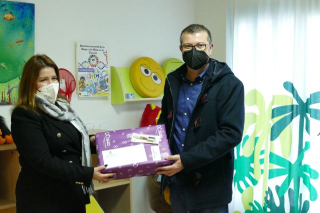 La Concejalía de Igualdad y Violencia de Género conmemora el Día Internacional de la Mujer y la Niña en la Ciencia con el reparto de bolígrafos solidarios entre el alumnado de 6ª de Primaria - 1, Foto 1