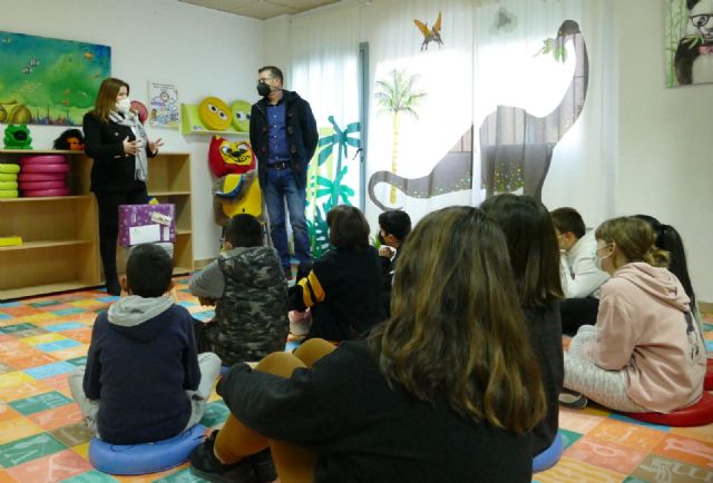 La Concejalía de Igualdad y Violencia de Género conmemora el Día Internacional de la Mujer y la Niña en la Ciencia con el reparto de bolígrafos solidarios entre el alumnado de 6ª de Primaria - 3, Foto 3