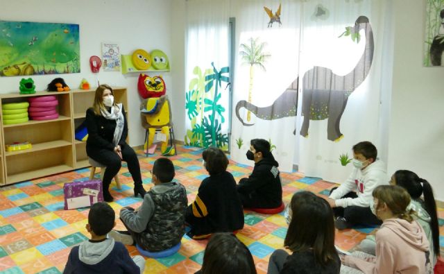 La Concejalía de Igualdad y Violencia de Género conmemora el Día Internacional de la Mujer y la Niña en la Ciencia con el reparto de bolígrafos solidarios entre el alumnado de 6ª de Primaria - 4, Foto 4